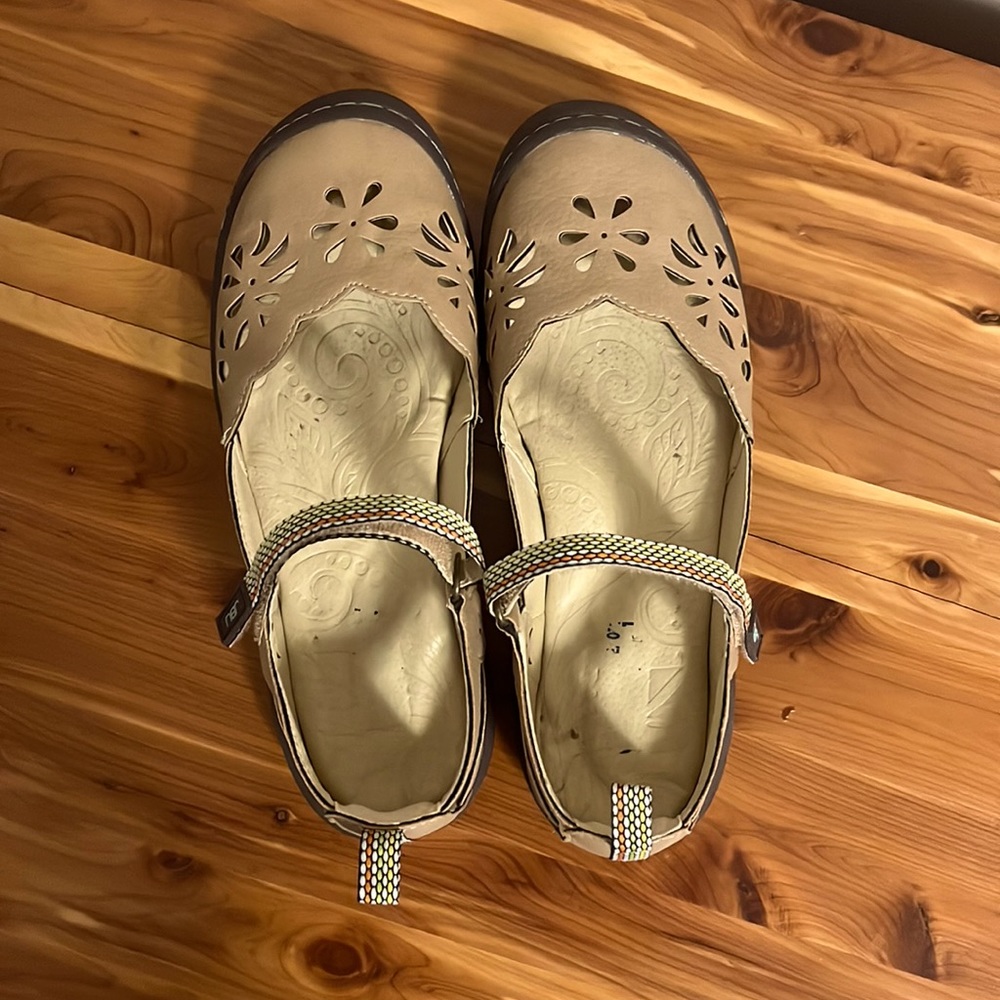 JBU size 7 medium width. Beige. Worn 3-4 times